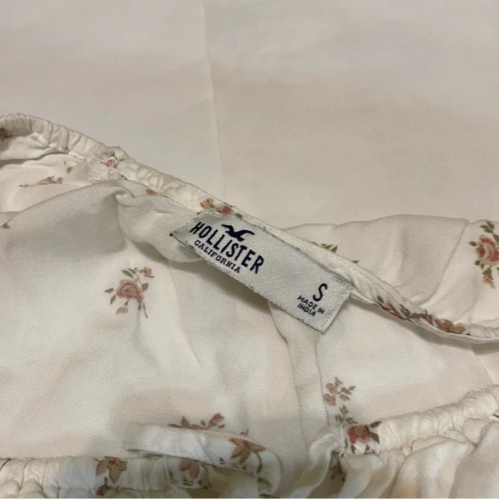 67. Hollister White Floral Blouse - Picture 4 of 7